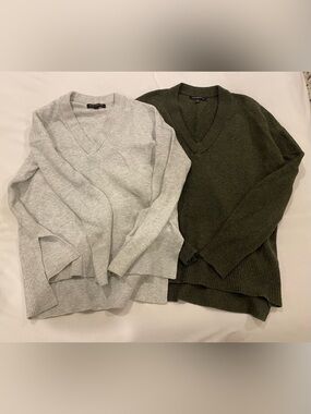 2 pack Banana Republic V-Neck sweaters in green and grey